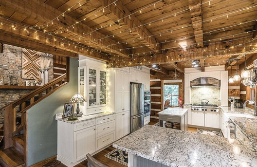 Goodlettsville House | In mountains Close to fun Luxury Log Cabin 21 Acres 18 min to Downtown!