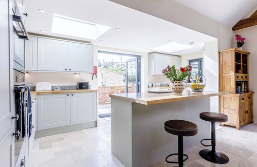 Shipton under Wychwood Cottage | In this stunning cottage, the serene country life of Cotswold awaits you.
