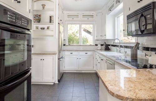 Saugatuck House | In-Town Saugatuck Walk to Town “Magical Backyard” OPEN Sept 1-4