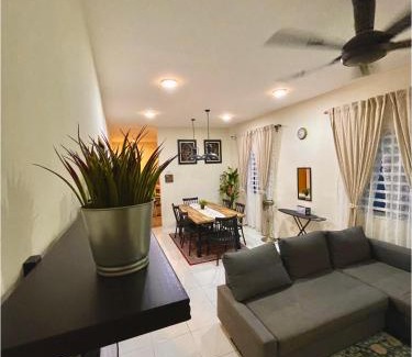 Durian Sebatang House | Inang Homestay