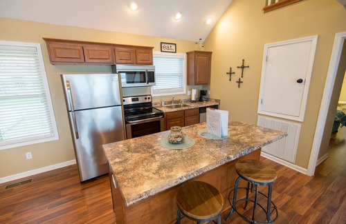 Cadiz House | Includes, seasonal, M-Thur. pontoon rental, dock access, national park <1m away