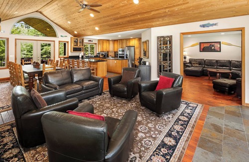Cle Elum House | Incredible Aspen Lodge! Year Round Specials | Hot Tub | Sledding Hill | 5 AC