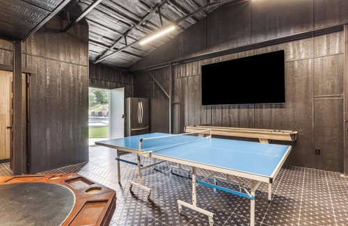 Fort Worth House | INCREDIBLE Pool with slide SportCourt MiniGolf Arcade Firepit on 5 acres