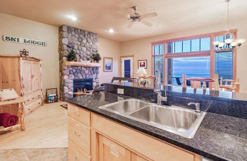 Tofte House | Incredible Views w Garage on Lake and bike trail