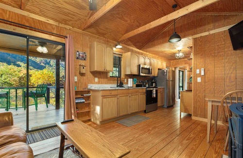 Chimney Rock House | Incredible waterfall and mountain views| Hot Tub| Fire Pit