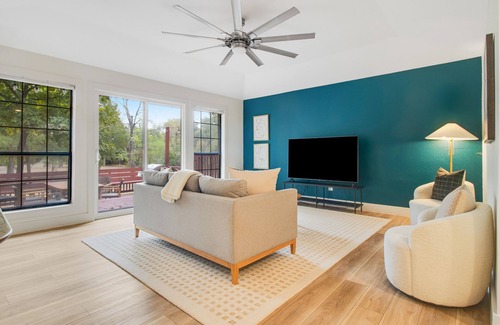 Austin House | Incredibly spacious home dog-friendly with W/D, kitchen, grill, patio, & games