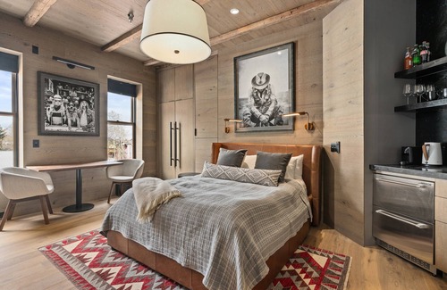 Aspen Hotel | Independence Square 301 | Great Hotel Room with Excellent Location & Rooftop Hot Tub