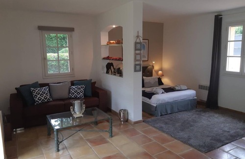 Tourrettes House | Independent 30m2 bedroom twinned with Provencal country house