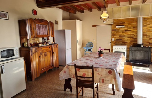 Pierrefitte-es-Bois Cottage | Independent house with enclosed yard 1km from village