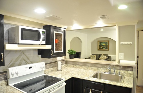 Green Valley Ranch House | independentbasement owner and family lives upstair ,comfortable and clean