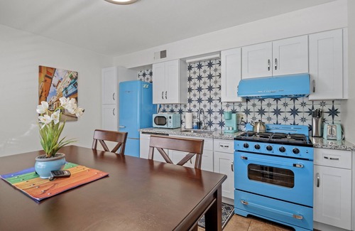 Flagstaff House | Indigo Bungalow w/AC, Fully Fenced Yard, W/D, Garage, 3 Smart HD TVs, Fast WiFi