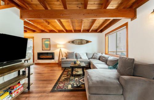 McKinney Estates House | Indigo Owl by AvantStay Cabin w Firepit Minutes to Lake Slopes