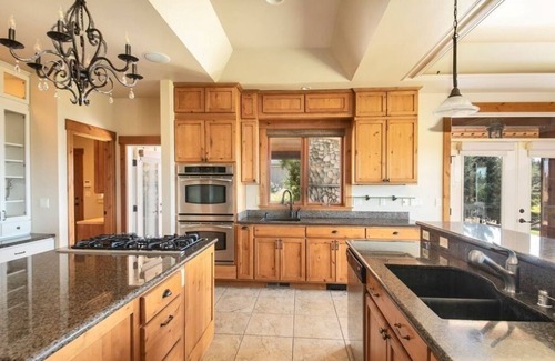 Clinton House | Indoor swim spa/hot tub with Bay View & Vineyard