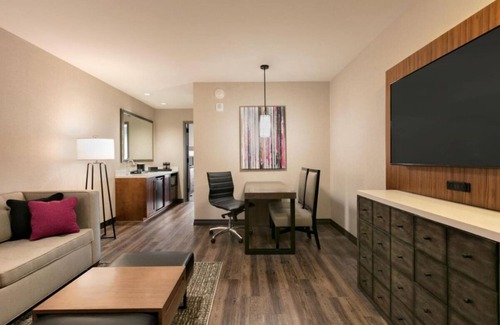 Berkeley Heights Hotel | Indulge in Home Like Comfort! 2 Relaxing Units, Indoor Pool, Free Breakfast!