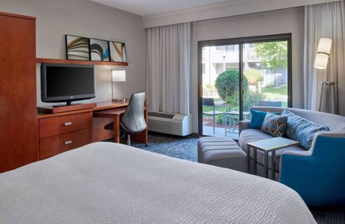 Eden Prairie Resort | Indulge in Home Like Comfort! Onsite Pool, Pets Are Allowed with Fee