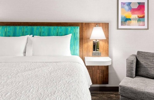 Tigard Hotel | Indulge in Home-Like Comfort! 2 Comfortable Units with Breakfast! Indoor Pool!