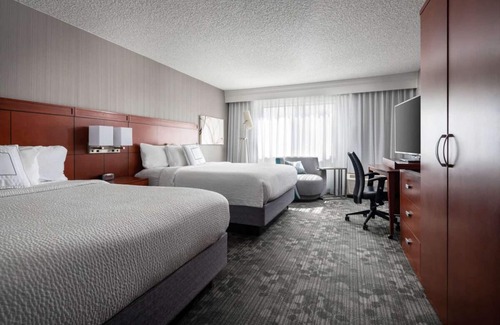 Camarillo Hotel | Indulge in Home-Like Comfort! 2 Comfortable Units, Near Camarillo Ranch House