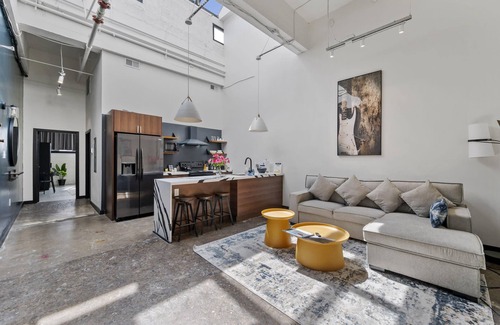 North Oakland Apartment | Industrial Loft 5 min to UPMC Shadyside CMU Pitt, sleeps 4