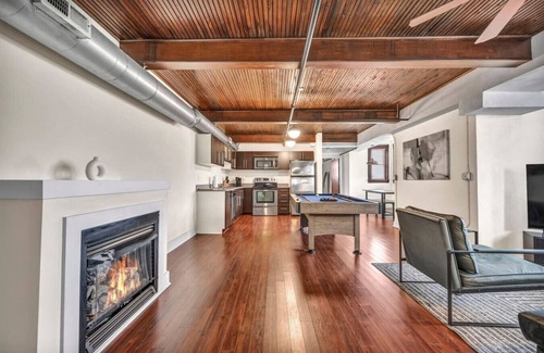 Tremont Apartment | Industrial Modern Penthouse | Pool Table | Near DT