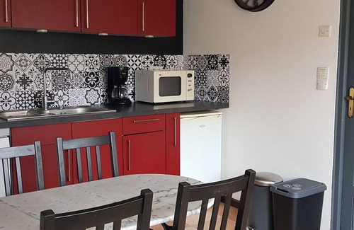 Change Cottage | Industrial-Style Cottage near Le Mans - 2 BR, Garden, Pool Access, All-Inclusive