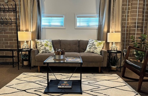 Greentown House | Industrial-themed studio centrally located near wineries, HOF, antiques, & more