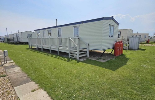 Ingoldmells Ski Chalet | Ingoldmells - Chalet - Sleeps 8 - Seaside - Garden