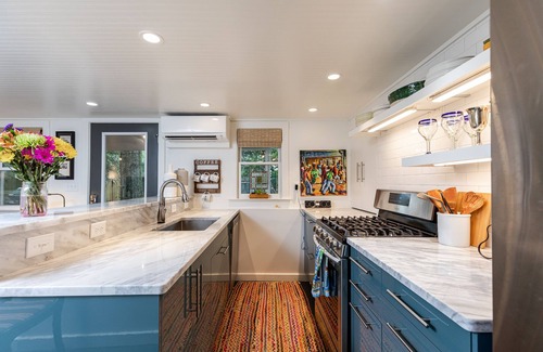 Inman Park Apartment | Inman Park - Film Industry Special - 2 blocks to Beltline & Krog street market.