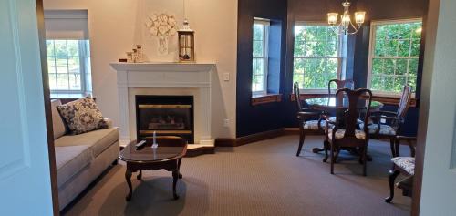 Wilmot Hotel | Inn at Amish Door