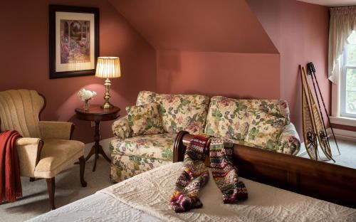 Slope N Shore Hotel | Inn at Pleasant Lake