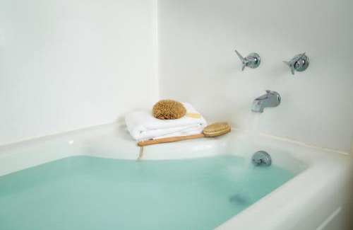 Slope N Shore Hotel | Inn at Pleasant Lake
