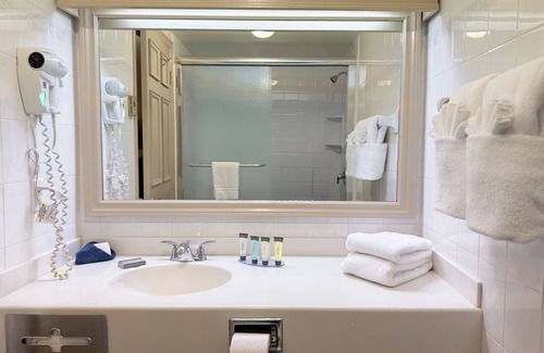 Fall River Hotel | Inn on the Lake