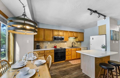 Warrior's Mark Condo | Inner Circle 3 1 Bedroom Condo by RedAwning