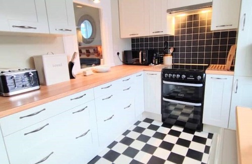 Innerleithen Apartment | Innerleithen: 3 beds. Garden. Parking. Bike store