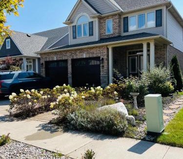 Niagara Falls House | Inspired Stay close to Niagara *4B & 2King Beds*