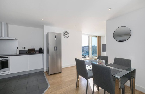 Island Gardens Apartment | Insta Worthy London 2 Bedroom Flat with 2 Bathrooms Kitchen Thames View Sleeps 6