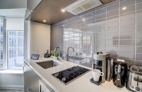 Bloor-Yorkville Apartment | Instant Suites Junior Suite at Yorkville ☆