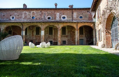 Vaprio d'Agogna Villa | Intera Villa Storica di Charme con Piscina e Parco