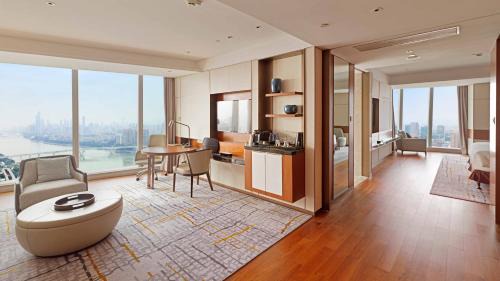 Pazhou Residential District Hotel | InterContinental Guangzhou Exhibition Center by IHG - Free shuttle between hotel and Exhibition Center during Canton Fair & Exhibitor registration Counter