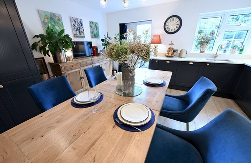 North Richmond House | Interior designed large 3 bedroom house with parking near Richmond station