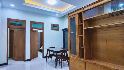 Baturetno House | Inti Homestay 3 Kamar Fasilitas Lengkap