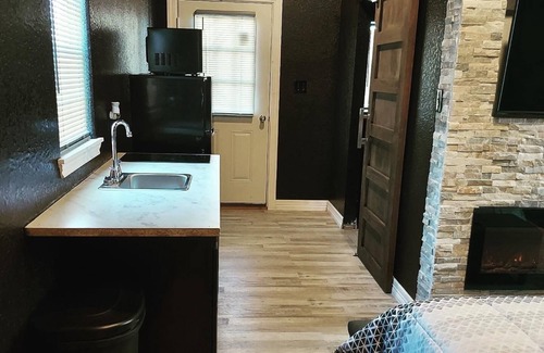 Brazoria Cabin | Intimate Cabin w/ custom shower & Stone Fireplace - Right by the River!