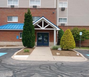 Ross Township Hotel | InTown Suites Extended Stay Pittsburgh PA