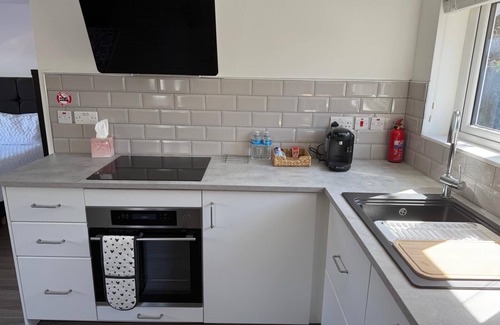 Broadheath Apartment | Inviting 1-bed Studio in Manchester & Feel at Home