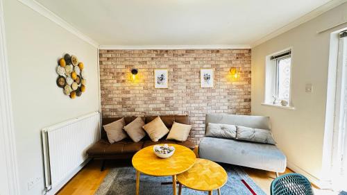 Ascot House | Inviting 2 Bed Guest House steps away from Ascot Racecourse 3 mins drive, 5 mins to Legoland, 12 mins to Windsor Castle Perfect for families & racegoers alike