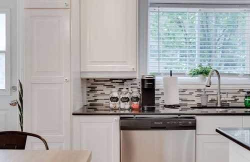 Hull Apartment | Inviting and Cozy Gem Prime Location and EV Parking