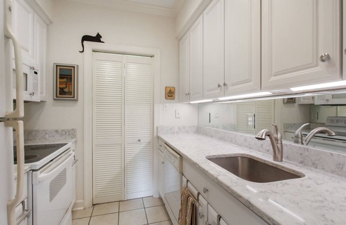 Historic Downtown Savannah Apartment | Inviting garden level apartment, The JAD Cox Suite