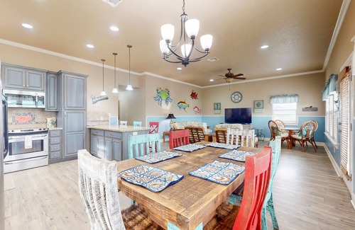 Crystal Beach House | Inviting | Gulf Views | Pet Friendly | Sleeps 12
