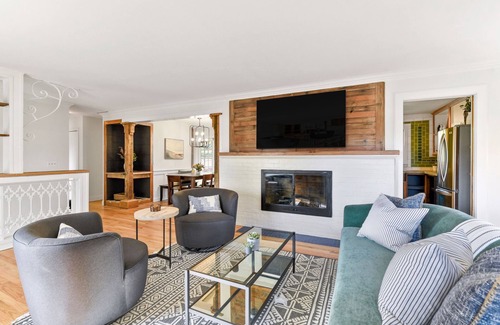 Edina House | Inviting Home near park and lake
