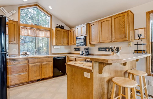 Sunriver House | Inviting home with deck, gas grill, hot tub, pools, and SHARC passes