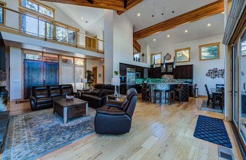 Ponderosa Palisades House | Inviting home with golf course views, large deck, & modern interior